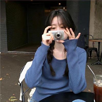 泳池里的男孩
